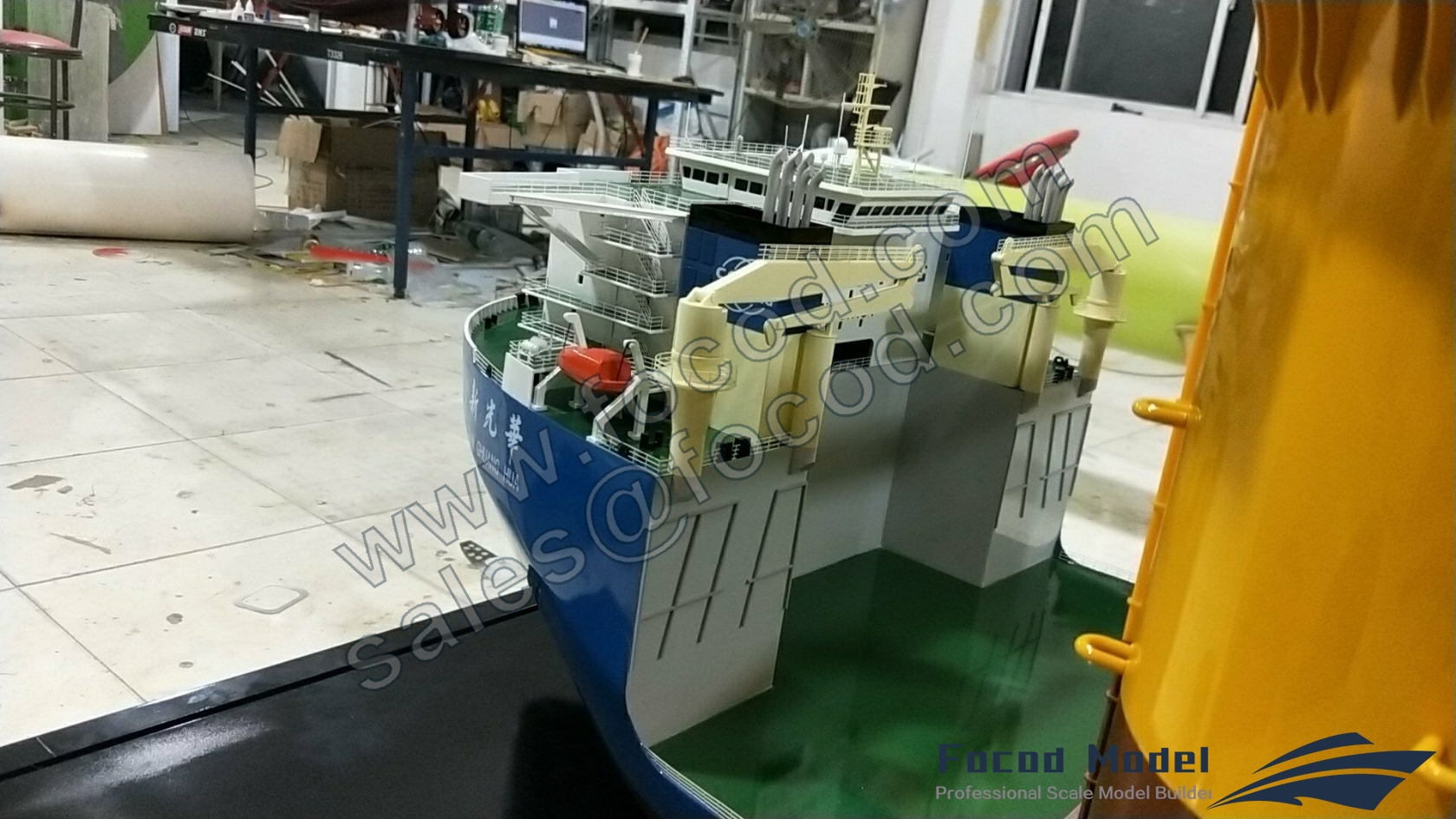 custom made model of Xin Guang Hua semi-submersible heavy lift vessel with cargo